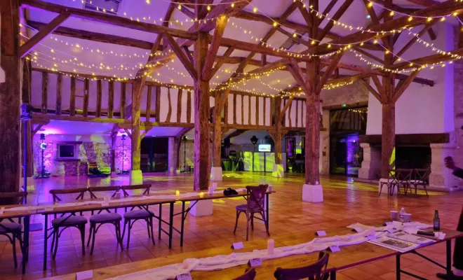 Salle de mariage avec plafond lumineux