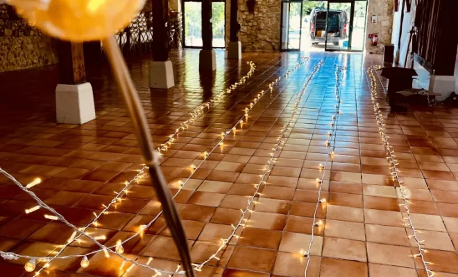Installation de guirlandes lumineuse pour plafond