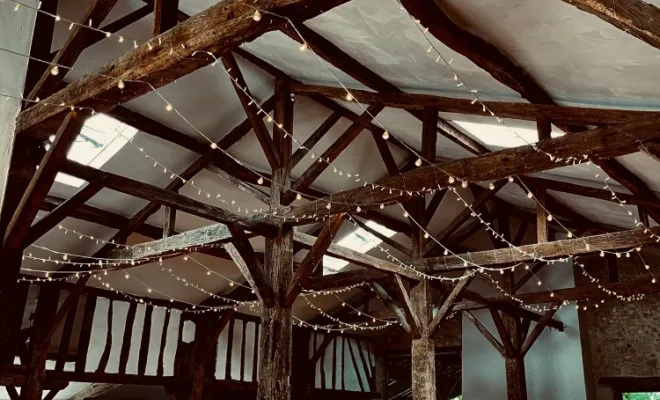 Salle de mariage avec plafond lumineux
