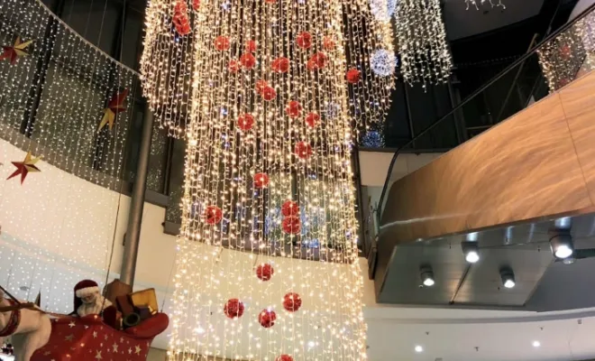 Rideaux  lumineux avec boules de Noël